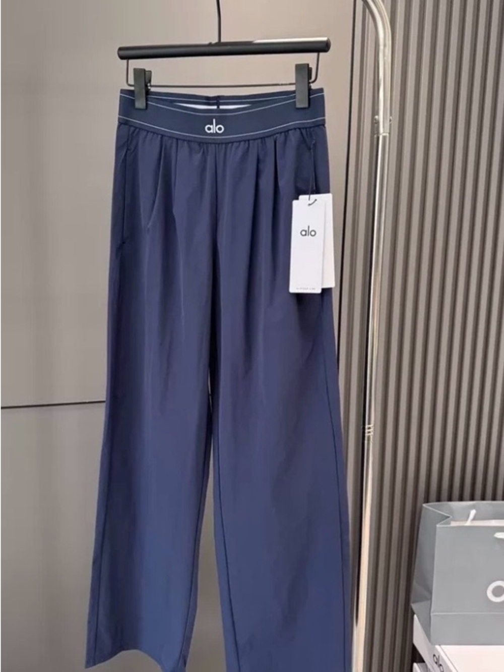 ALO Yoga Women’s Navy Wide-Leg Jogger Pants, medium